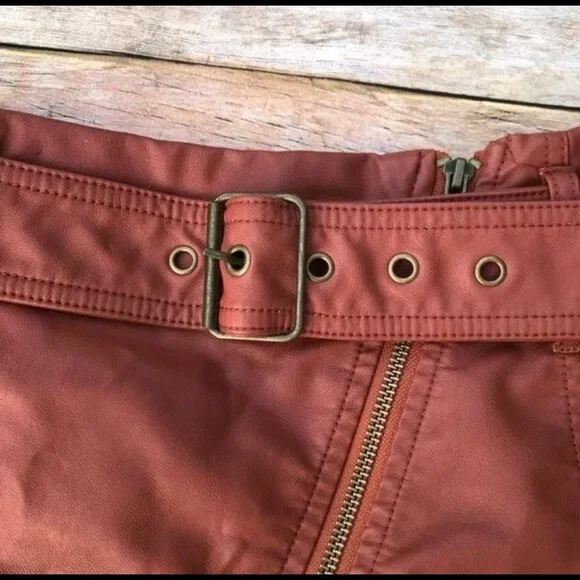 - Size 4 Free People Feelin Fresh Faux Leather Skirt - Picture 3 of 6